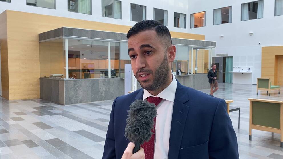 Advokat Ali Kassim i kostym uttalar sig i Västmanlands tingsrätt.