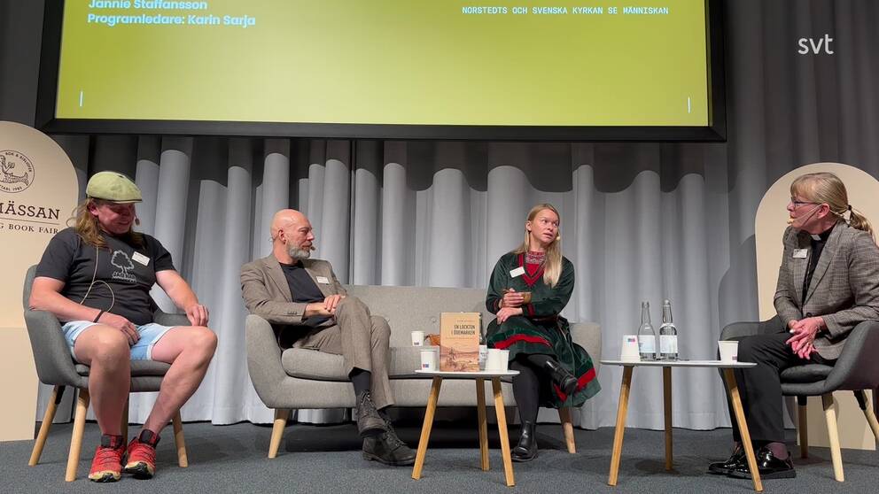 Sebastian Kirppu, skogsbiolog, David Thurfjell, religionshistoriker, Jannie Staffansson, renskötare från Jokkmokk och moderatorn Karin Sarja från Svenska kyrkan deltog i samtalet.