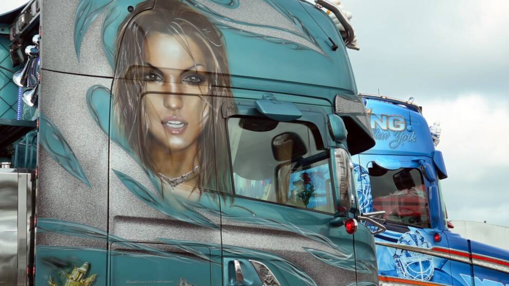 En lastbil visas från sidan där ett kvinnoansikte har lackerats in.