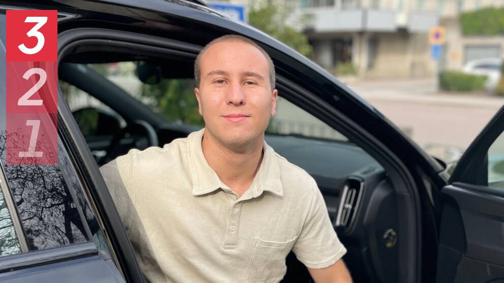 Man i beige pikétröja sitter i bil och tittar in i kameran. Julius Persson, trafiklärare Ronneby.