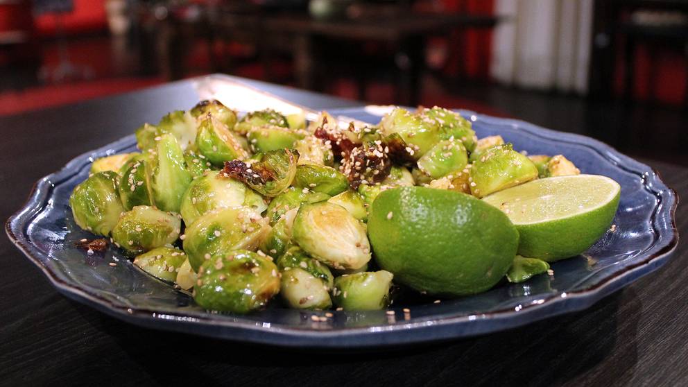 Rostad brysselkål med sesamolja, dadlar och fisksås SVT recept