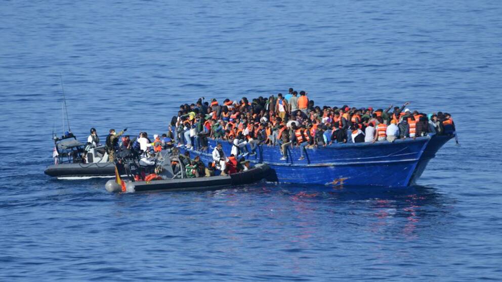 Flyktingbåt utanför Libyens kust