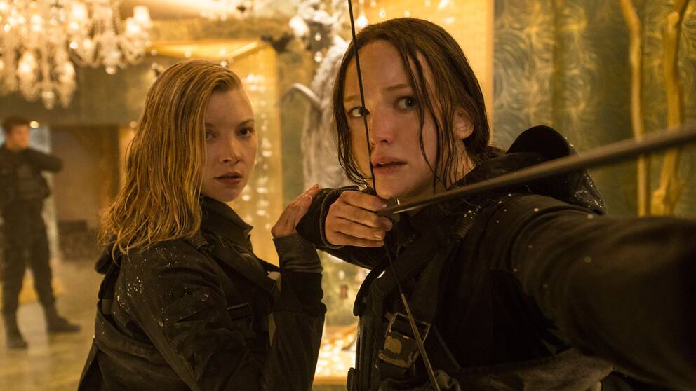 Natalie Dormer och Jennifer Lawrence från ”The Hunger Games: Mockingjay Part 2”.