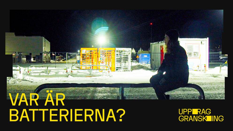 I närheten av Northvolts arbetarbostäder står en husbil. Hela världen rapporterar om bolagets krisande ekonomi – men reportern i husbilen söker efter något enklare. Det sägs att Northvolt levererat fungerande batterier. Då borde väl ett helt igenom svenskt batteri inte vara så svårt att hitta? – Var är batterierna?