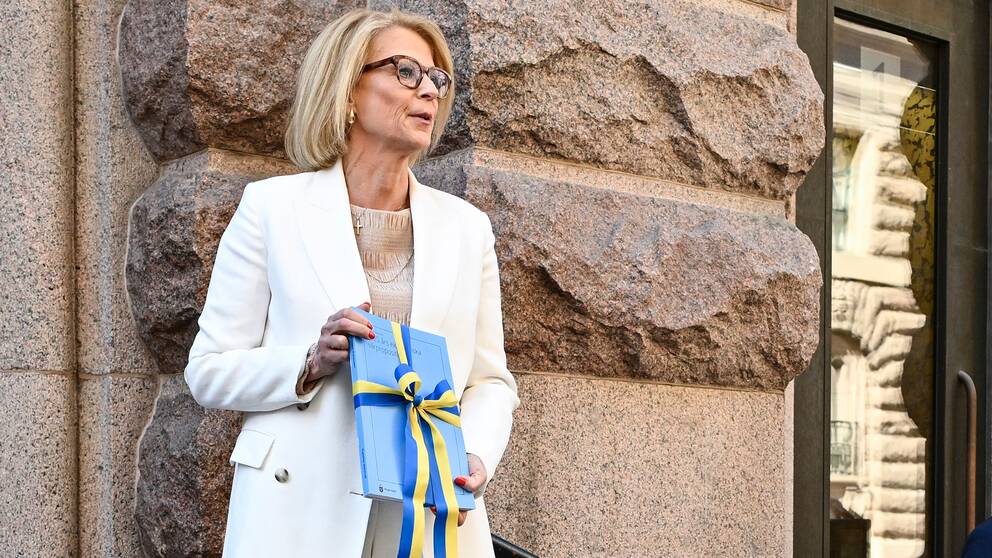 STOCKHOLM, SVERIGE 20250415Finansminster Elisabeth Svantesson (M) promenerar med vårbudgeten från finansdepartementet till riksdagen.Foto: Anders Wiklund / TT / Kod 10040 – Tis 15 apr 09:00