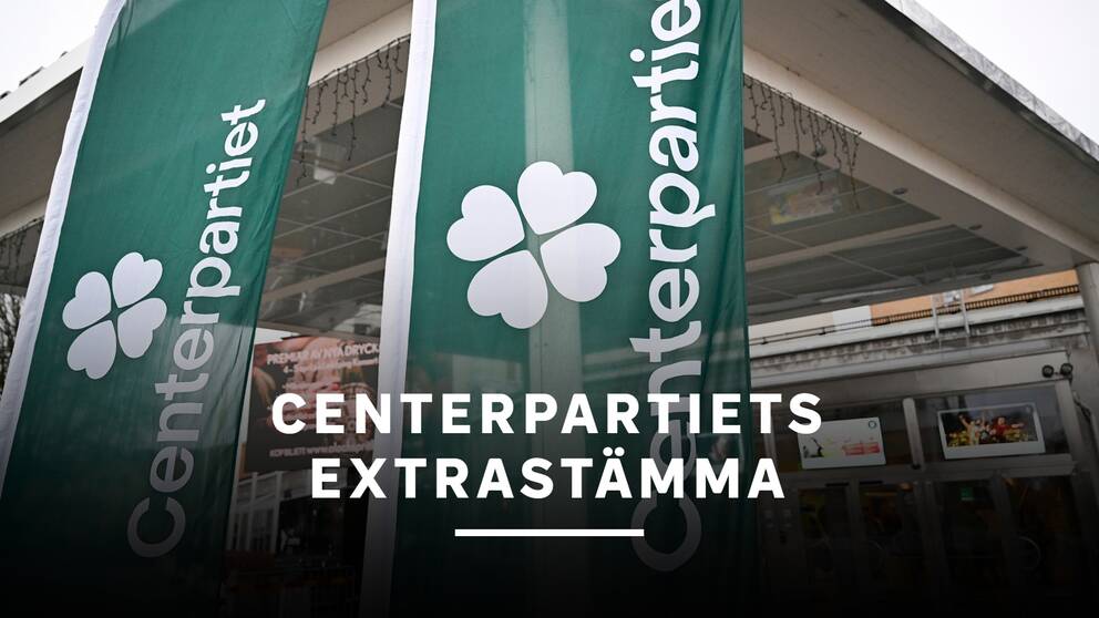 Två gröna flaggor med en vit fyrklöver hänger utanför en byggnad. – Centerpartiets extrastämma