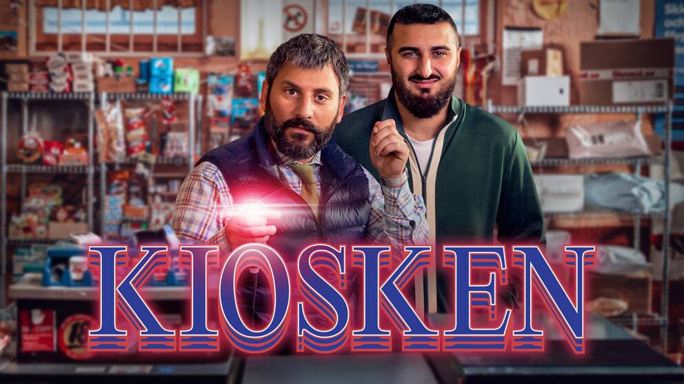 Två män står framför en kiosk med varor i bakgrunden. Affischbild för Kiosken.
