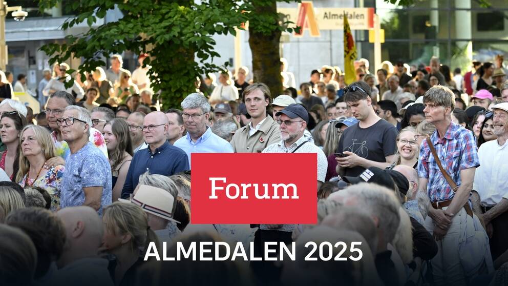 En stor folkmassa samlas utomhus under ett evenemang. Affischbild för Forum. – Fre 27 jun 10:00