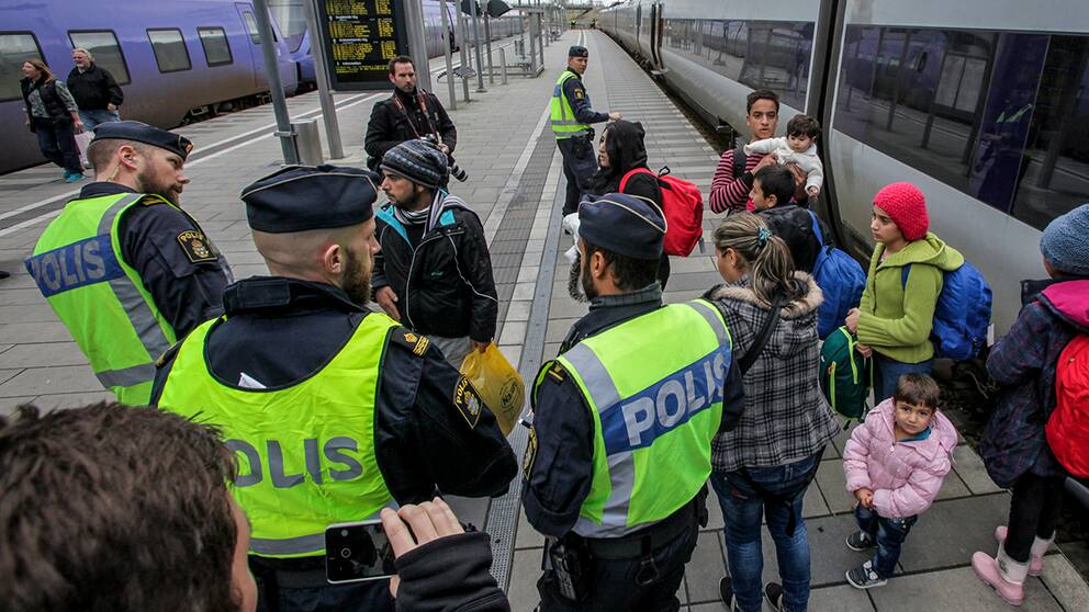I Sverige ska id-kontrollerna på tåg och bussar på väg till Skåne införas den 4 januari.