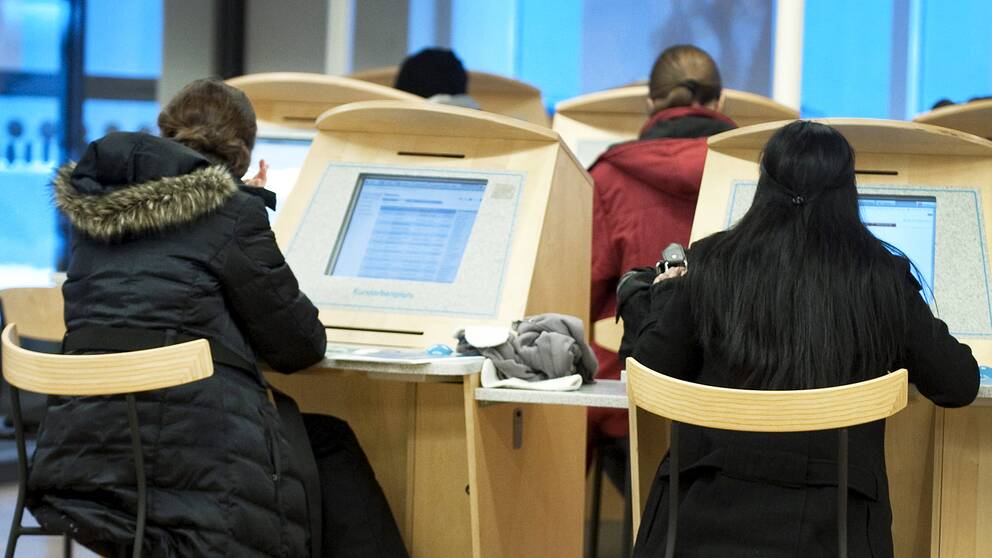 unga jobbsökande vid datorer