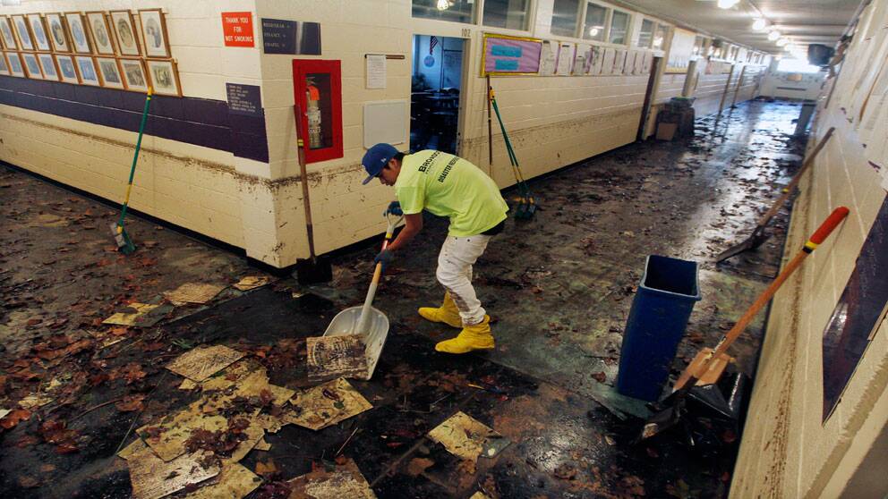 Renhållningsarbetare städar upp efter stormen Sandys förödelse i New Jersey.