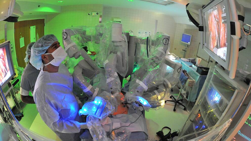 En läkare vid University of Chicago Medical Center i Chicago under en operation på en patient drabbad av prostatacancer.