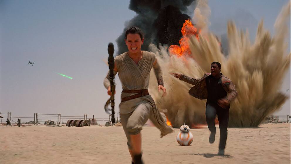 Daisey Ridley som Rey och John Boyega i en scen ur den nya Star Wars-filmen.