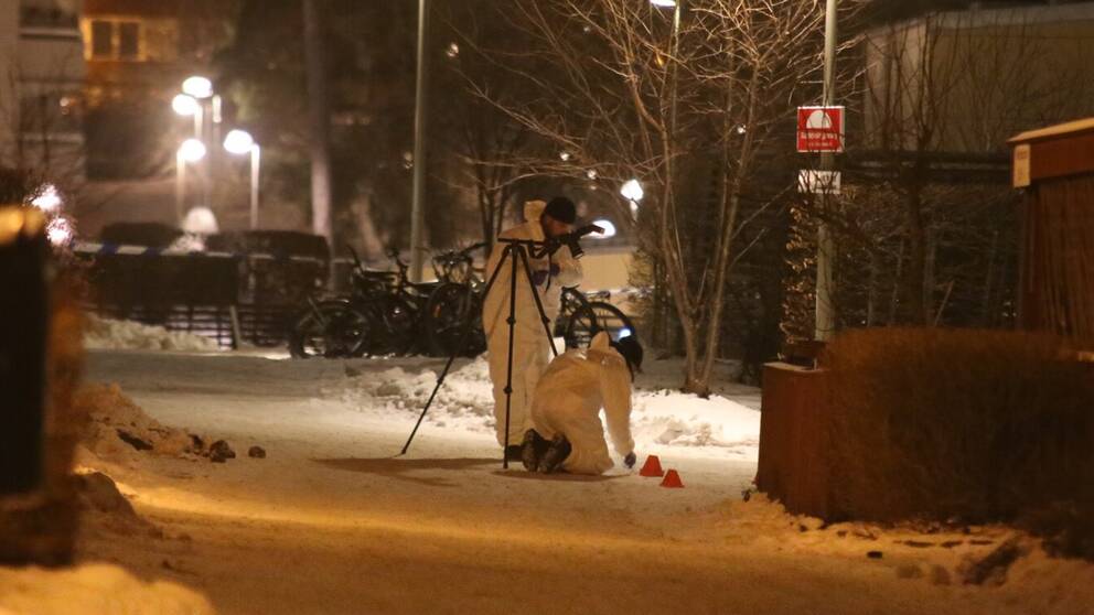 Polisens tekniker arbetar på platsen efter skottlossningen i Akalla centrum på tisdagskvällen.