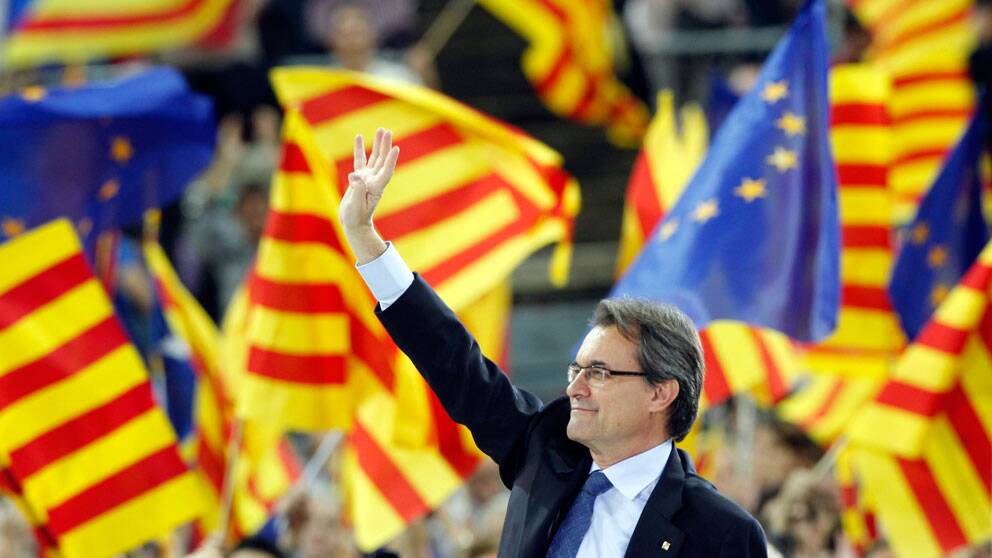 Artur Mas, Kataloniens regionala regeringschef, vinkar till sina anhängare.