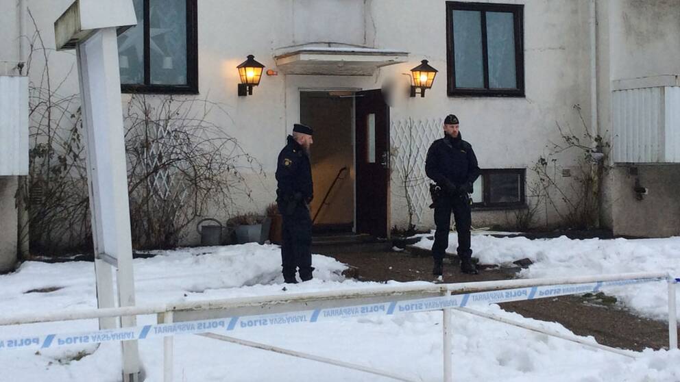 Tumult uppstod på ett HVB-hem i Mölndal på måndagsmorgonen och en ung kvinna har blivit knivskuren. 