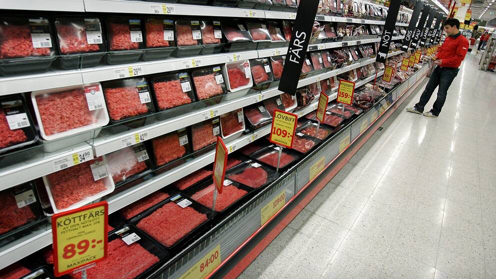 Nu utreder Livsmedelsverket fler företag som kan ha fuskat med ursprungsmärkningen. Här är en köttdisk i en vanlig svensk matbutik.