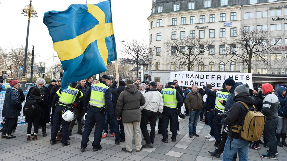 På lördagen demonstrerade rörelsen ”Folkets Demonstration” på Norrmalmstorg i Stockholm. På plats fanns även motdemonstranter som visade sitt ogillande.