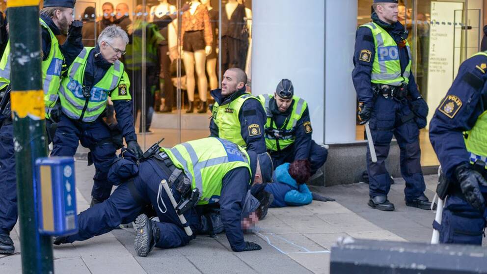 Polisen grep tre personer för misshandel på Hamngatan i Stockholm efter en demonstration på lördagseftermiddagen.