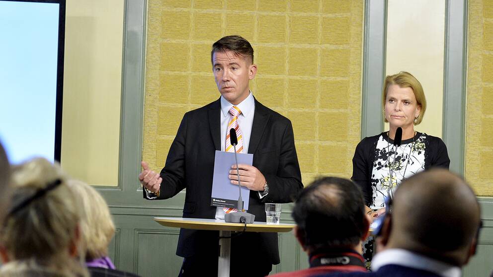Martin Valfridsson, nationell samordnare för utsatta EES-medborgare som tillfälligt vistas i Sverige, lägger fram sin utredning under en pressträff i Rosenbad. Här tillsammans med Åsa Regnér, barn-, äldre- och jämställdhetsminister.
