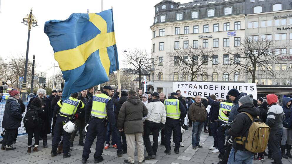 Sverigedemokraternas ordförande i Enköping Kristina Einarsdotter kräver att kollega avgår. Detta på grund av hans inblandning i den demonstration som hölls i Stockholm i helgen.
