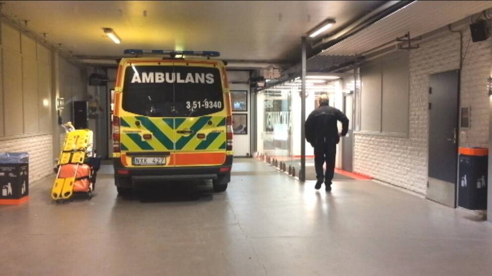 En ambulans står redo på arenan