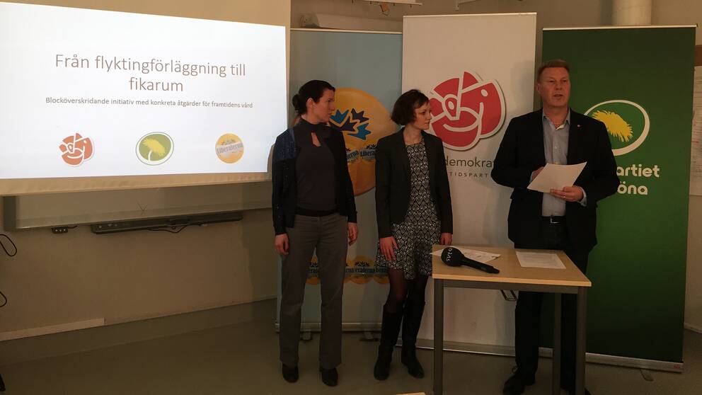 Landstingsråden Bertil Kinnunen (S), Malena Ranch (MP) och Lina Nordquist (L) på presskonferensen.