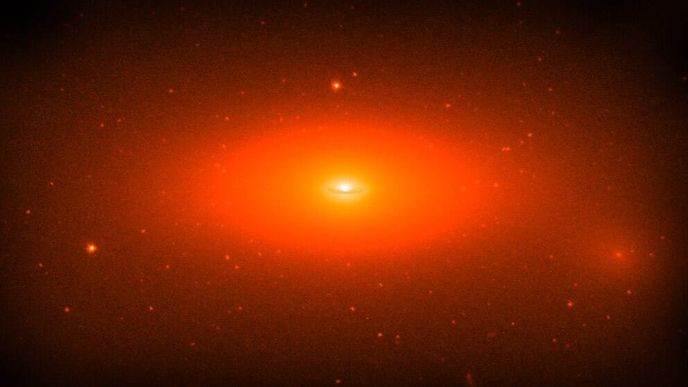 I mitten av galaxen NGC 1277 ligger det största svarta hål man någonsin hittat. Den här bilden av galaxen är tagen med Hubbleteleskopet.