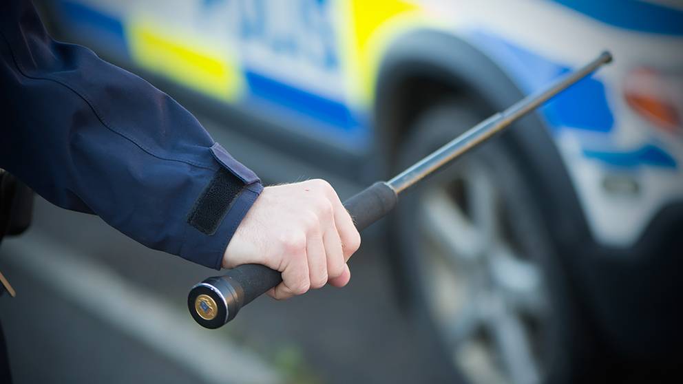 Rekordmånga elpistoler och batonger tas i tullen | SVT Nyheter