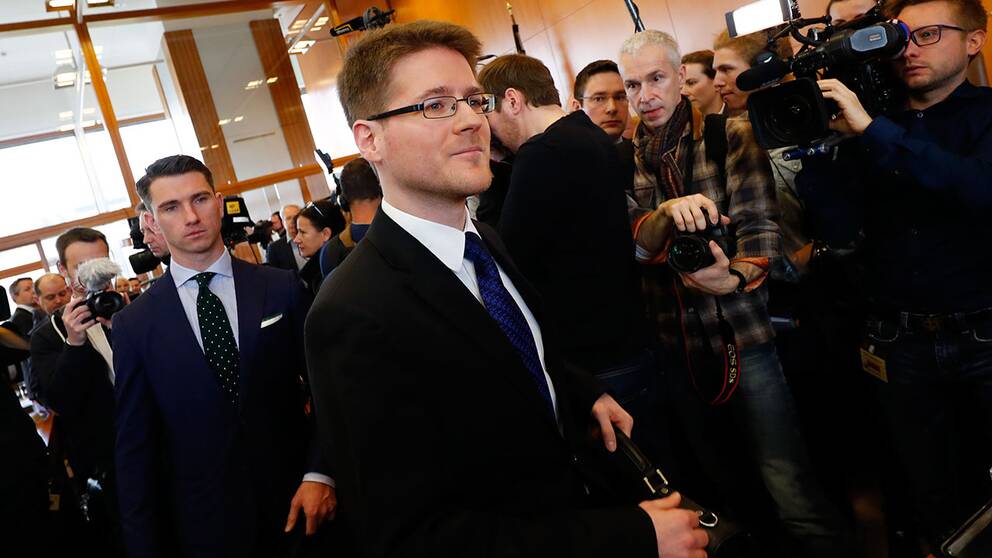 NPD:s partiledare Frank Franz (till vänster) samt partiets försvarsadvokat Peter Richter anländer till rättegången i Karlsruhe.