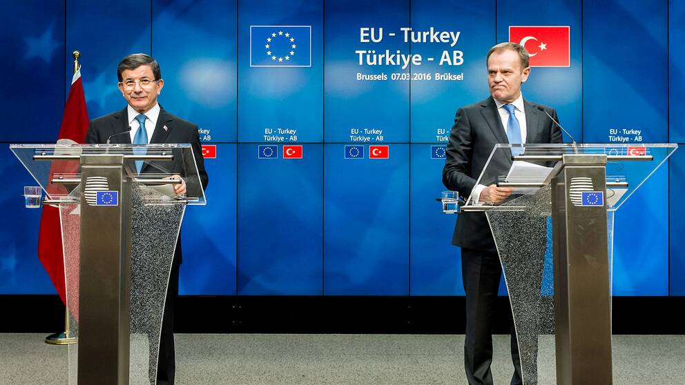 Turkiets premiärminister Ahmet Davutoglu bredvid Donald Tusk efter mötet i Bryssel.