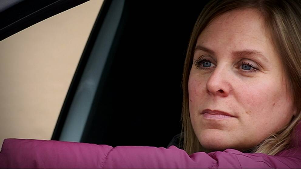 Charlotte Säfström sitter i sin bil och ser upp mot Hotell von Kraemer som hon tidigare drev, men som gick i konkurs.