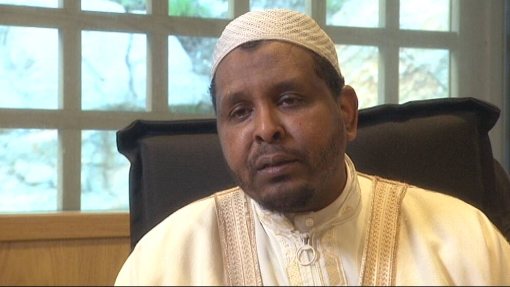 Abdul Rashid Mohammed vid Göteborgs moské ger en version i en öppen intervju – och en helt annan i den dolda inspelningen.