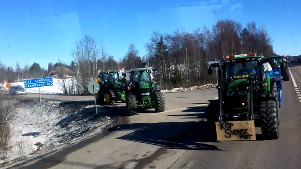 E4an mellan Sundsvall och Härnösand. Traktorer ansluter till Landsbygdsupproret på långfredagen.