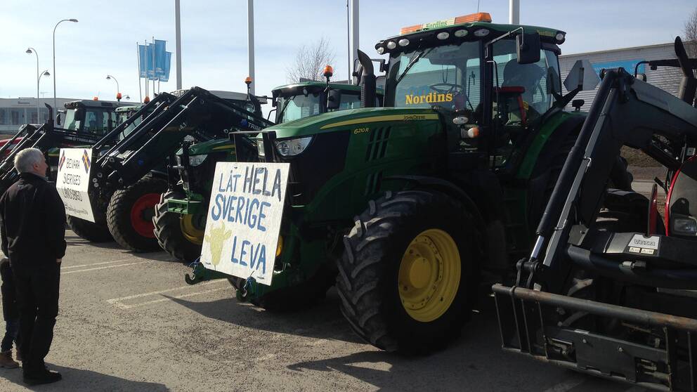 Traktor på Birstas parkering med skylt ”låt hela Sverige leva”.