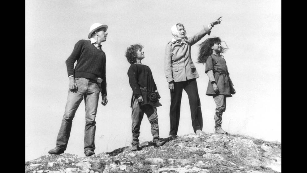 Astrid Lindgren och Tage Danielsson med skådespelarna Hanna Zetterberg som spelar Ronja och Dan Håfström som spelar Birk.