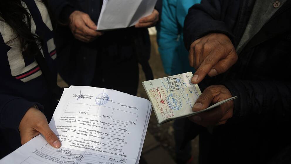 Flyktingar med syriska dokument i Serbien.