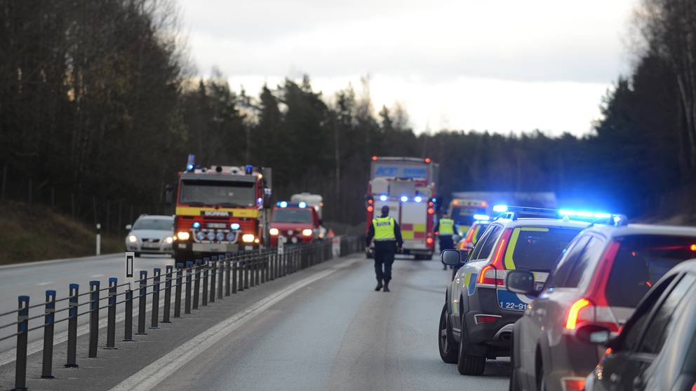 E18 avstängd efter olycka | SVT Nyheter