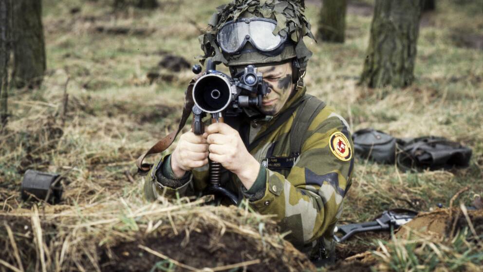 En svensk soldat siktar med sitt granatgevär under en övning.