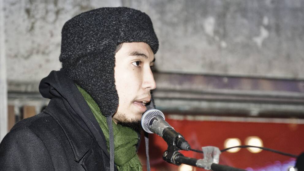 Yasri Khan vid en manifestation på Sergels torg i Stockholm 2010.