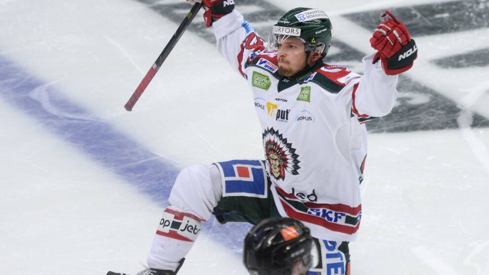 Lukas Bengtsson jublar efter 4–1 mot Skellefteå. 