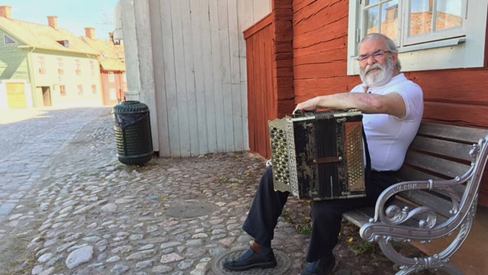Nu tystnar Gamla Linköping - spelemän sparkade | SVT Nyheter