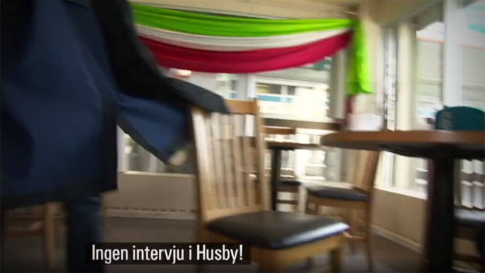 NRK-journalisterna och den svenske statsvetaren jagas genom Husby av okända män.