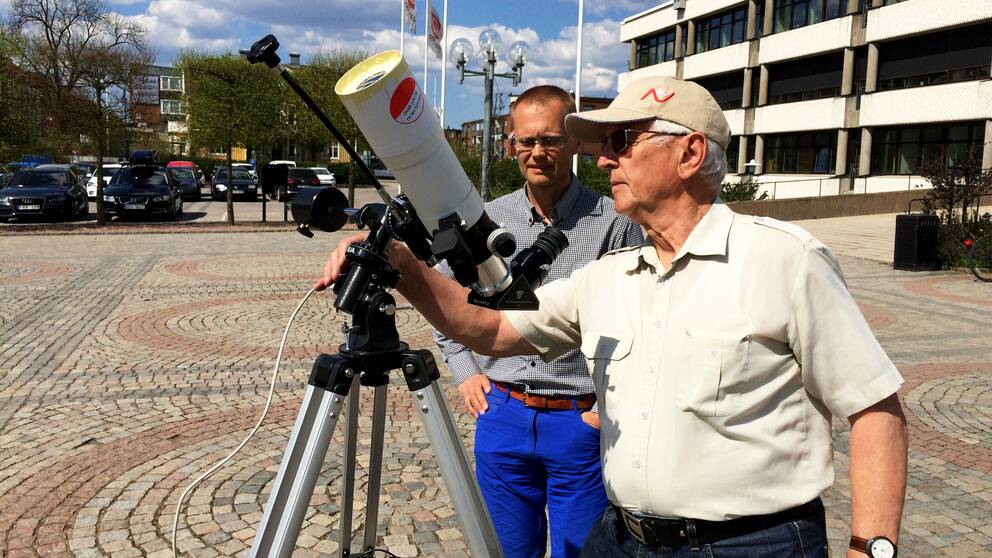 Halvar Nilsson kollar in Merkurius på torget i Gislaved.