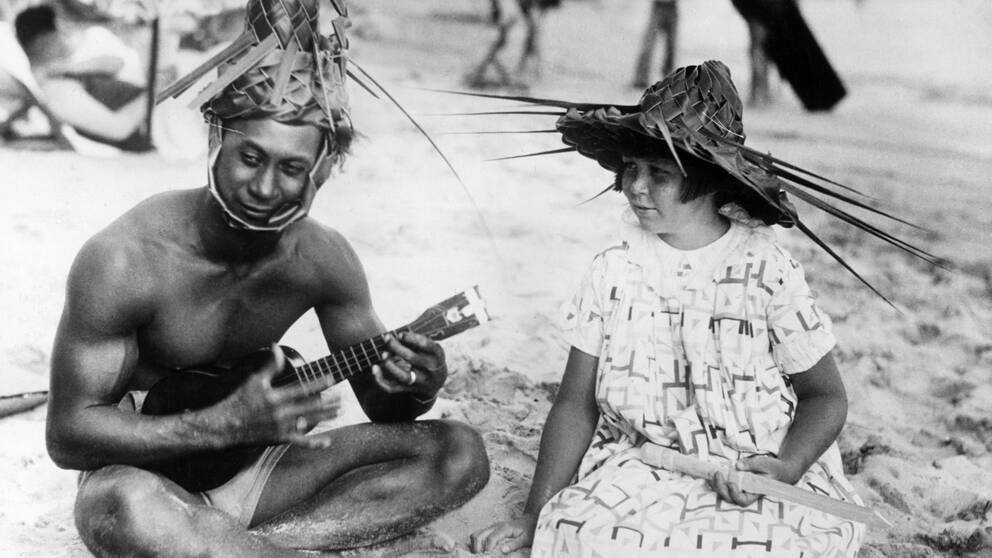 Ukelelespel på en strand på Hawaii någon gång under 1930-talet.
