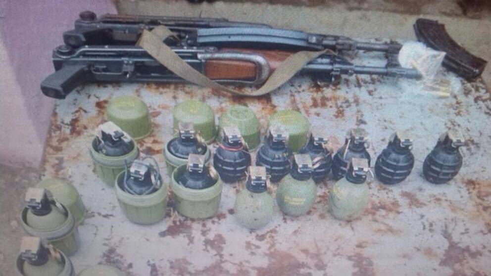 Totalförsvarets forskningsinstitut, FOI, tror att vapnen på bilden är två automatkarbiner, typ M70AB2 (en jugoslavisk motsvarighet till rysk AK-47, kalasjnikov) samt splitterspränggranater av typen M75 (svarta) och M52P3 (gröna).