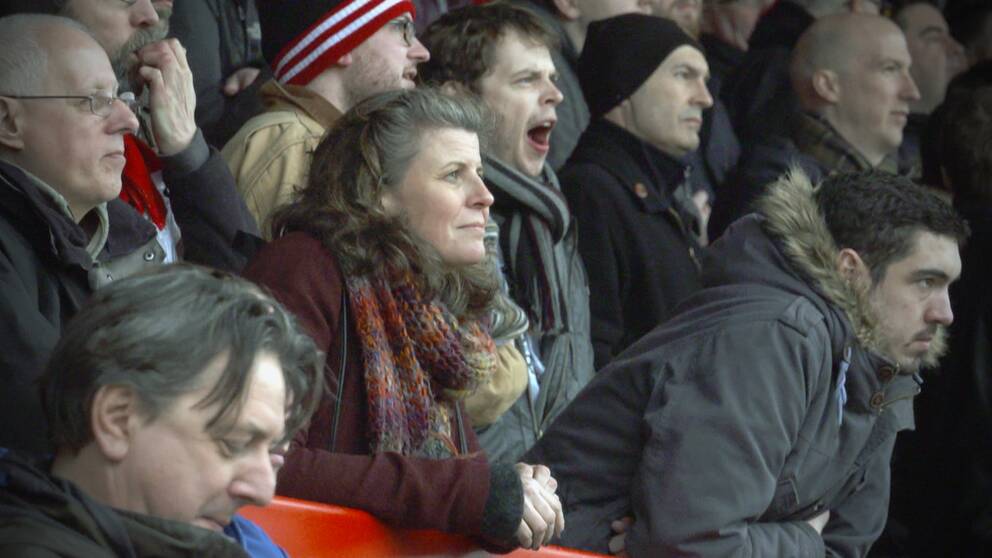 Kristina Hedberg på ståplats bland FC United of Manchesters supportrar.