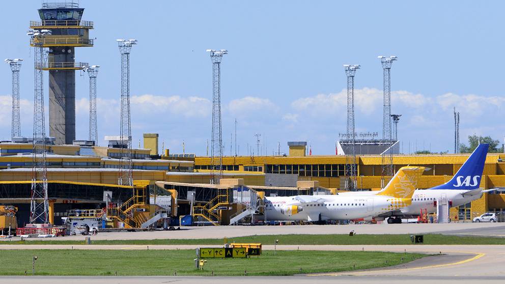 Kraftiga förseningar för flyg till Stockholm | SVT Nyheter