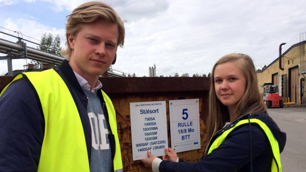 Johan Andersson och Emma Persson har fått göra iordning en miljöstation på Sandvik.