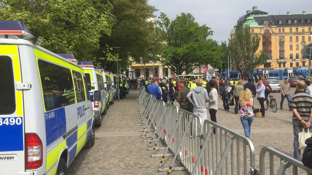 Många polser är på plats under en invandringskritisk demonstration som hålls under dagen i Stockholm.